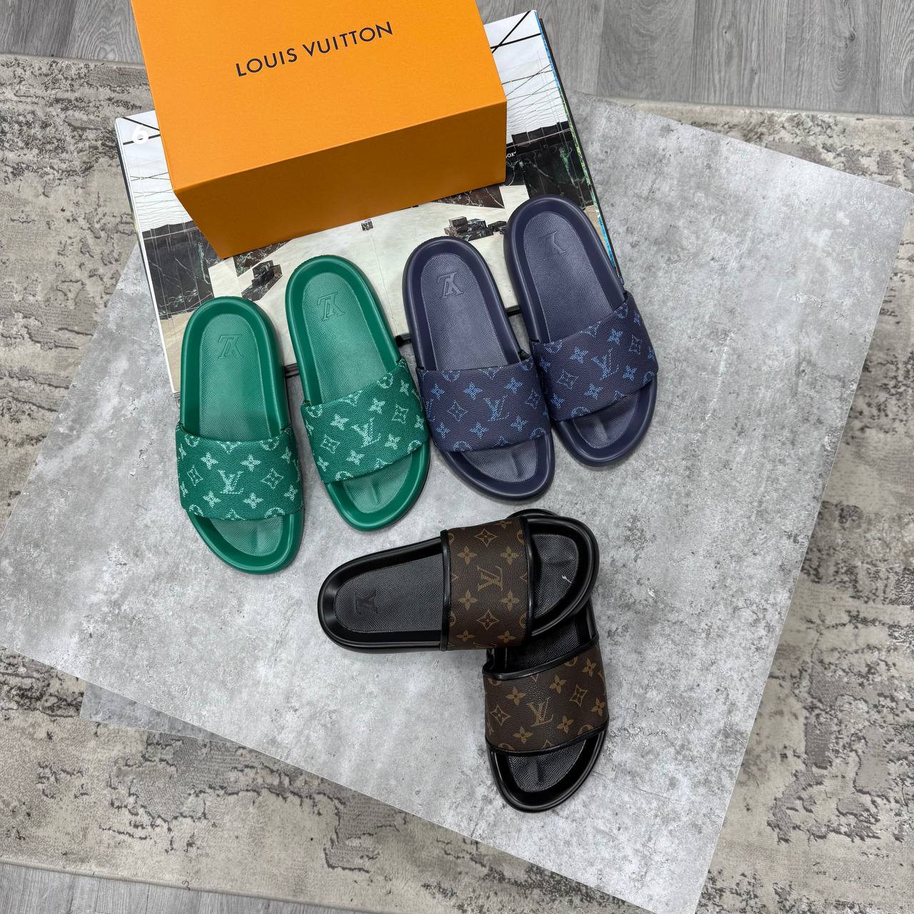 HIGH END LV MENS SLIDERS WITH BOX DUST BAG ETC jay2604