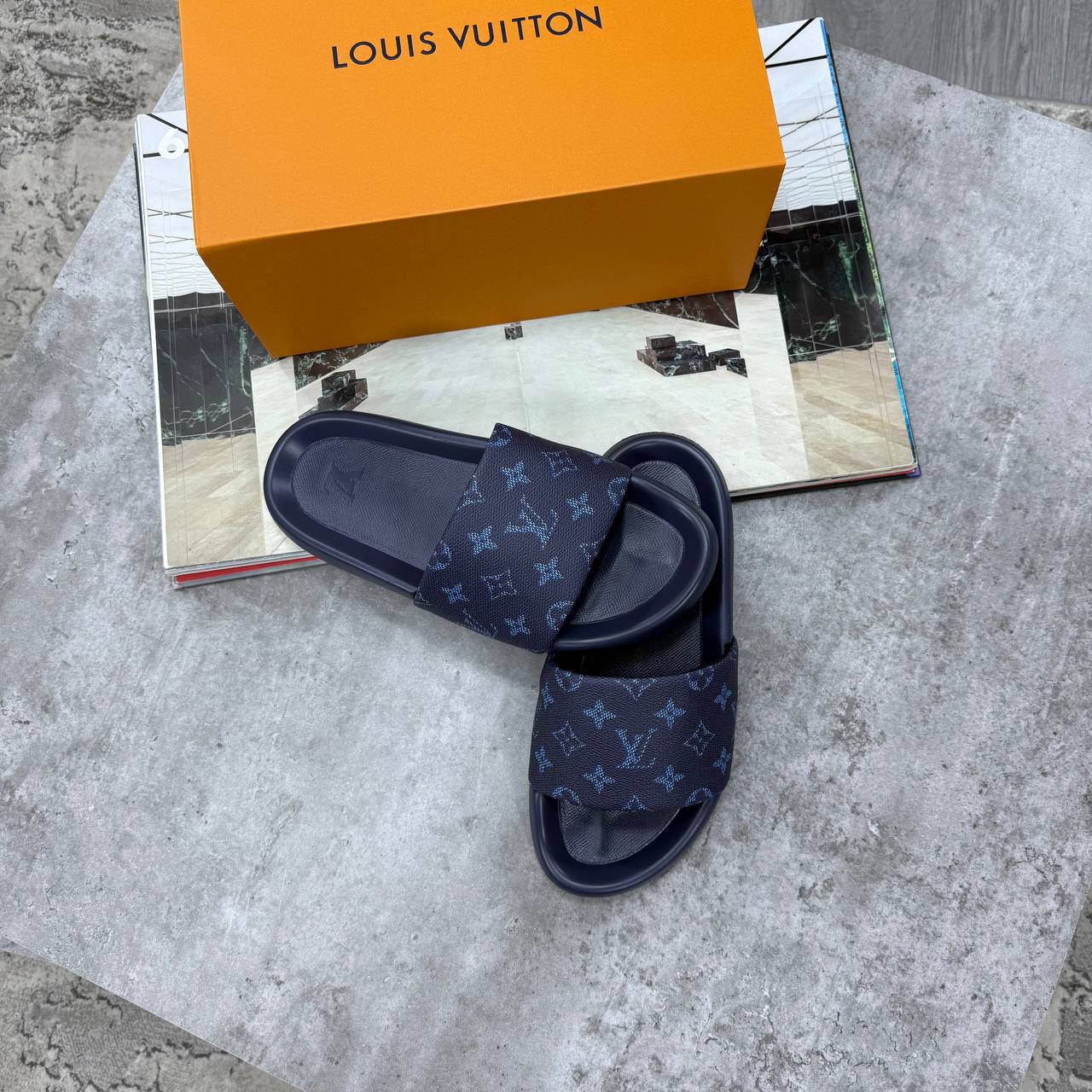HIGH END LV MENS SLIDERS WITH BOX DUST BAG ETC jay2604
