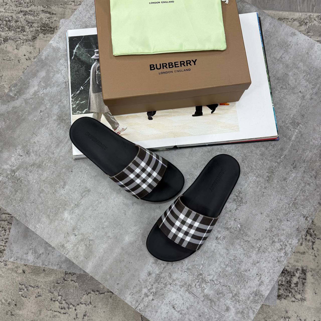 HIGH END BURBERR SLIDES MENS WITH FULL PACKAGING ETC jay2905