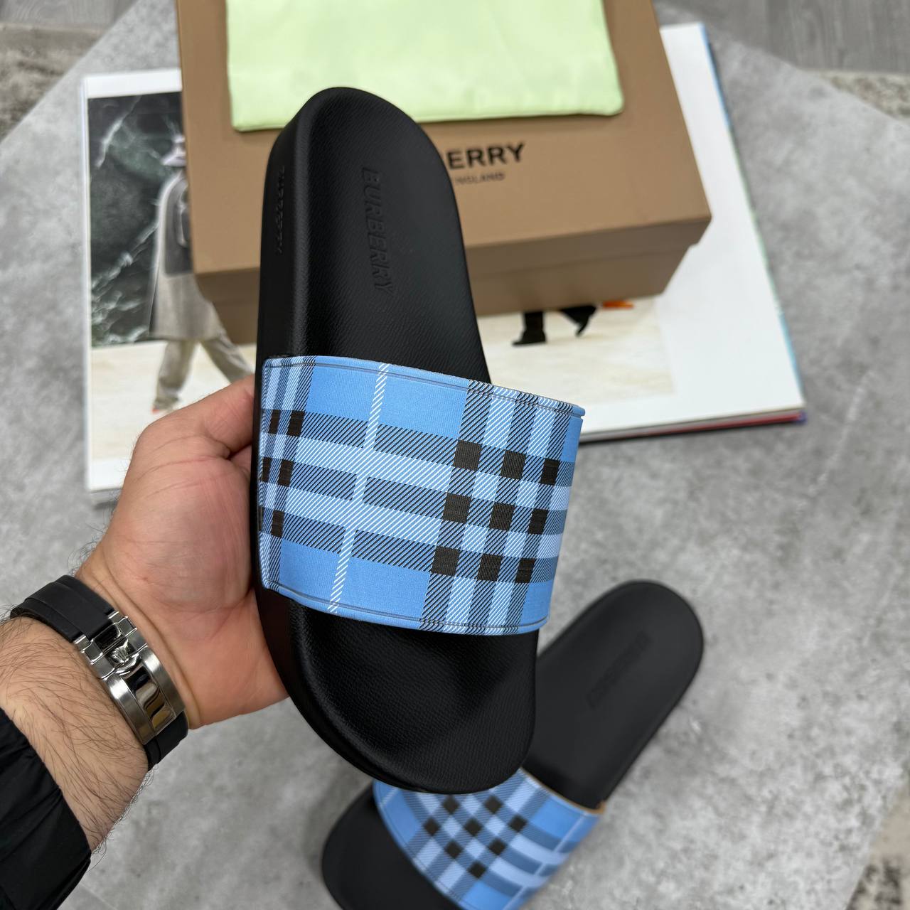 HIGH END BURBERR SLIDES MENS WITH FULL PACKAGING ETC jay1206