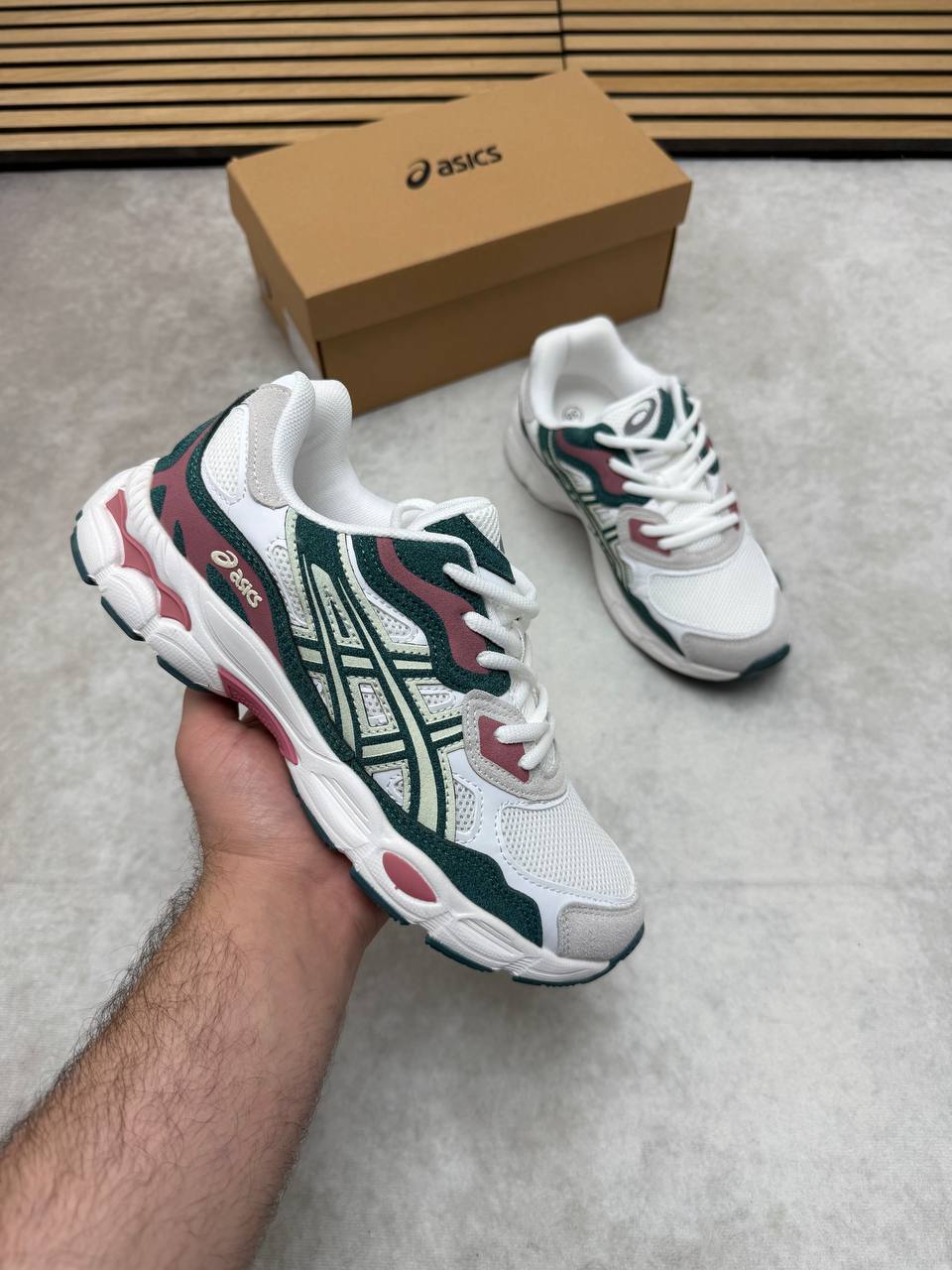 WOMENS ASIC COME WITH BOX am2904