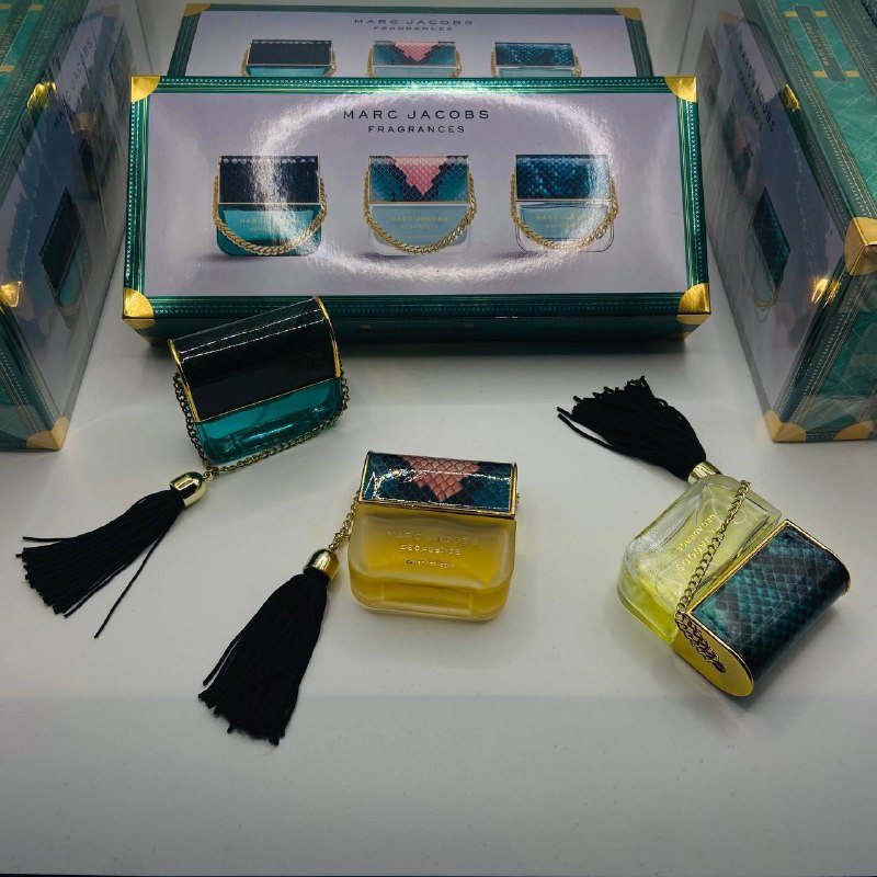 MAR JACOB PERFUME SET BOXED to0405