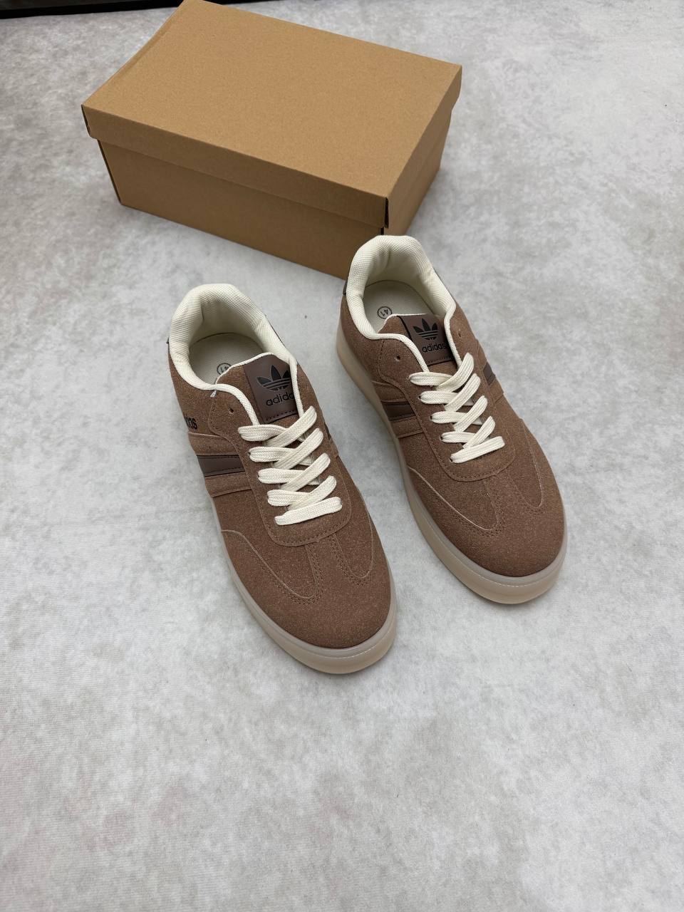 WOMENS ADIDA TRAINERS am0705