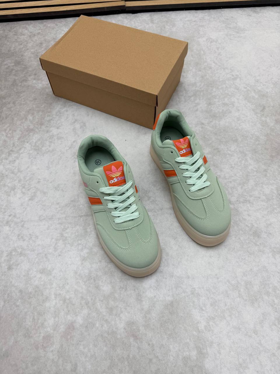 WOMENS ADIDA TRAINERS am0705