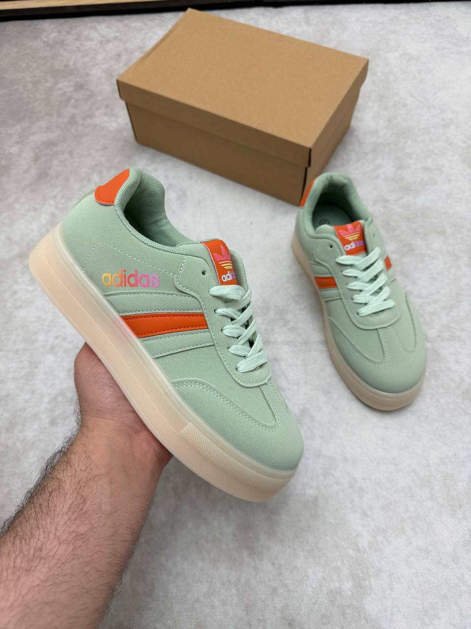 WOMENS ADIDA TRAINERS am0705
