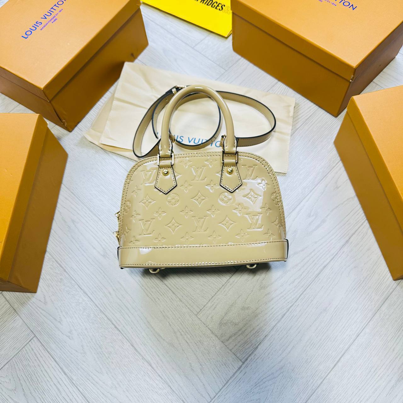 COLN QUALITY LV LADIES BAG WHIT BOX to0805