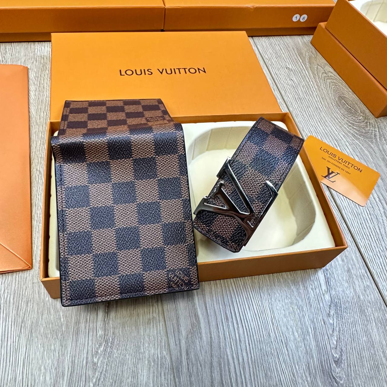 LV BELT AND WALLET SET COMES WITH BOX & PAPERWORK to2708