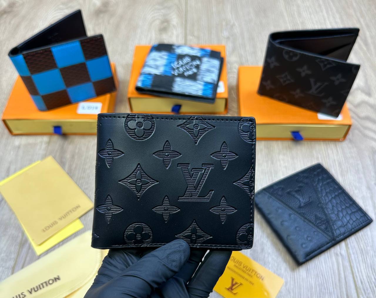 LV men’s Wallet Comes with boxes to0409