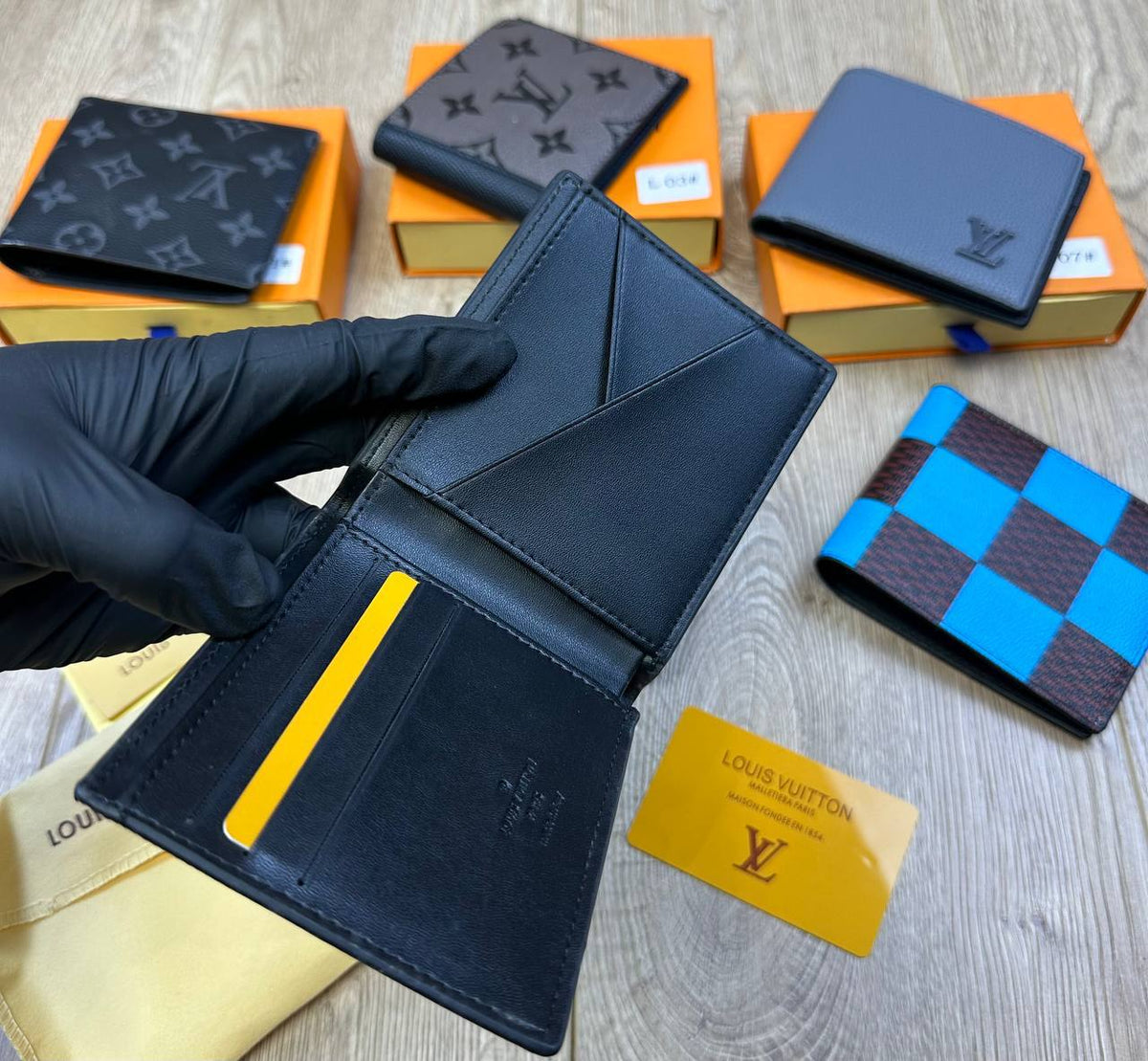 LV men’s Wallet Comes with boxes to0409