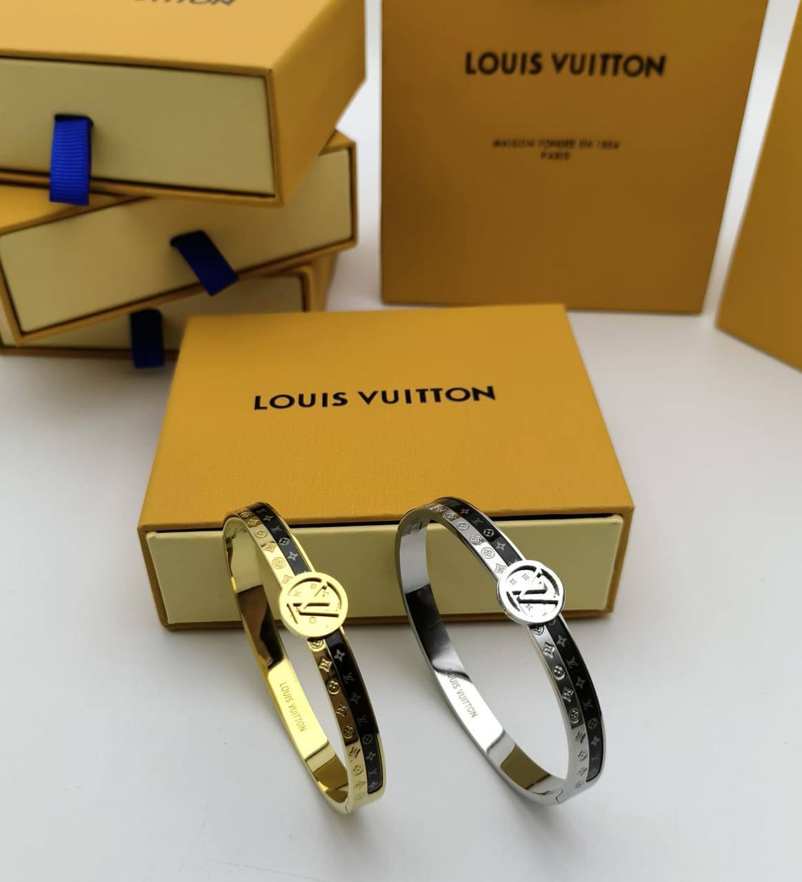 Lv braclet with box and carrier bag sa1509