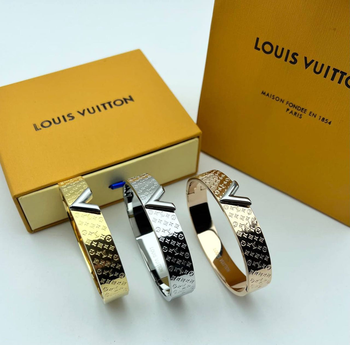 Lv braclet with box and carrier bag sa1509