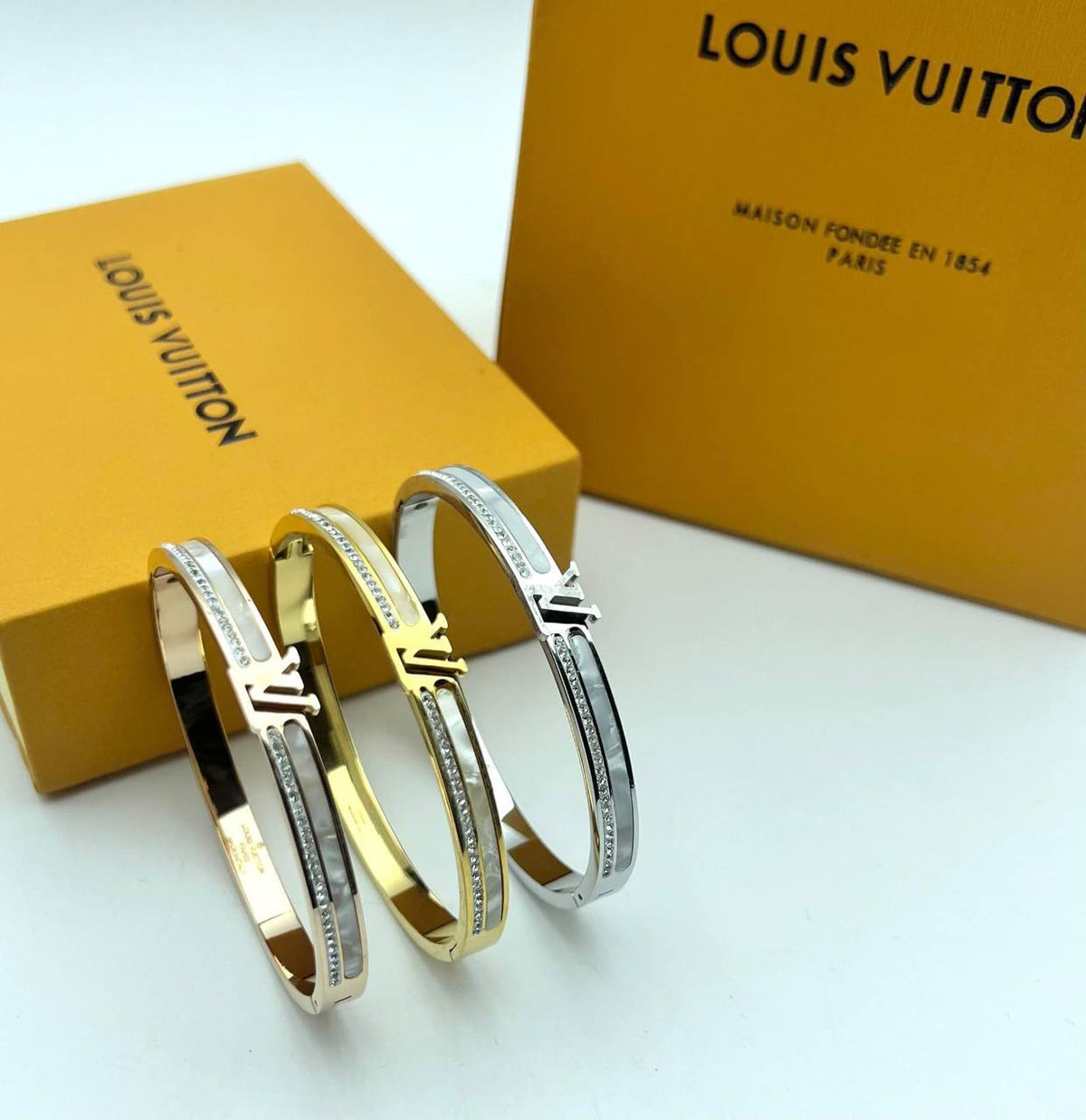 Lv braclet with box and carrier bag sa1509