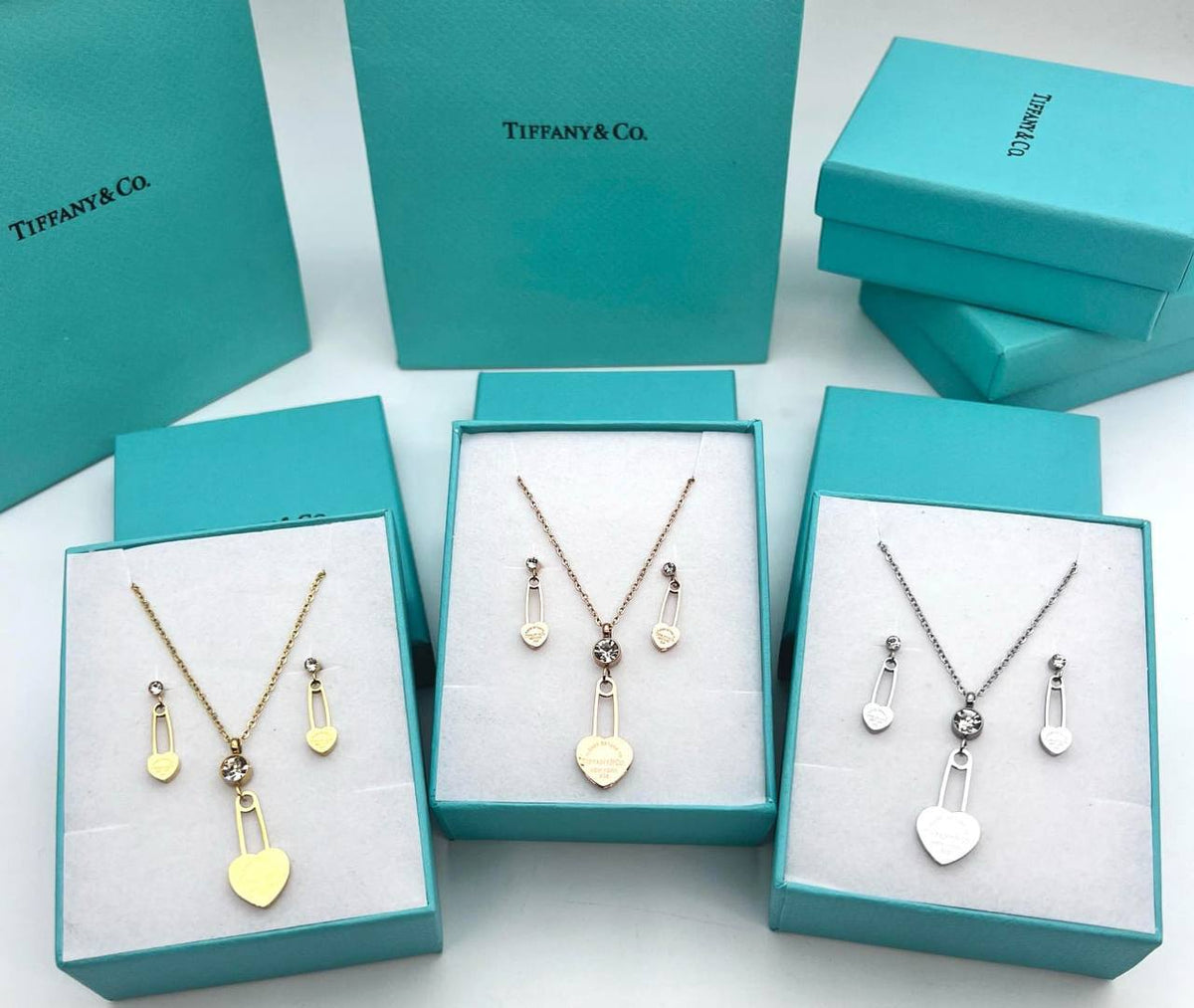 Women’s necklace set with box and carrier bag sa1509