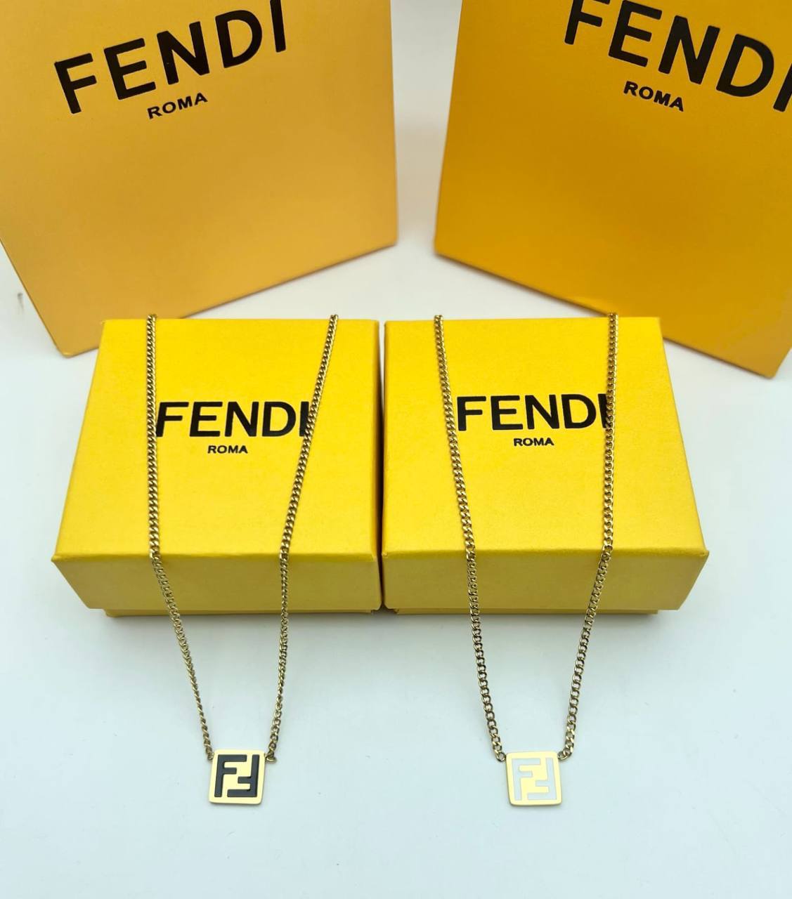 Women’s necklace set with box and carrier bag sa1509