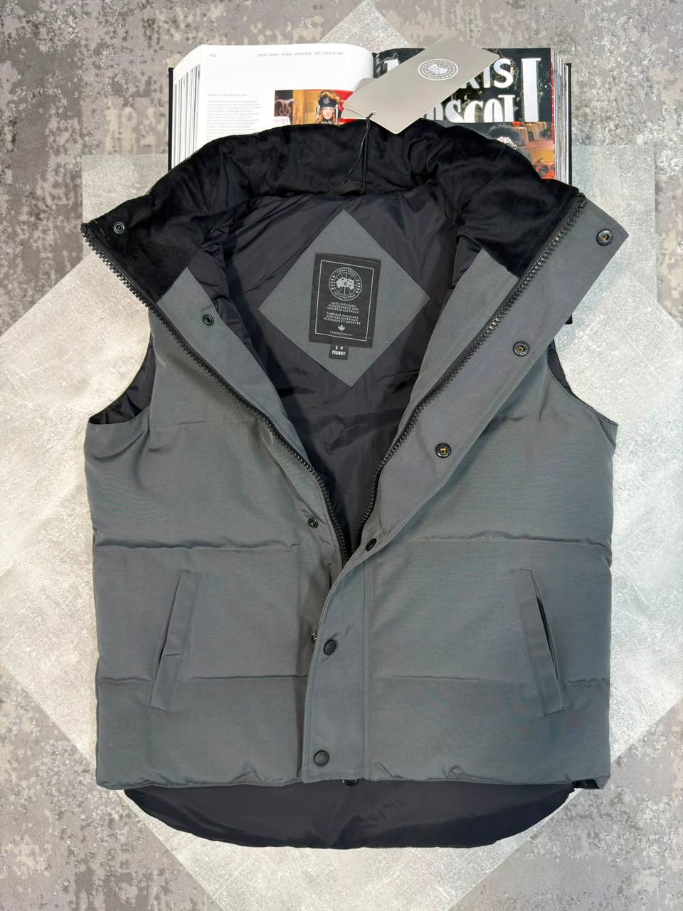 Canad Goos body warmer Red Badge aj1809