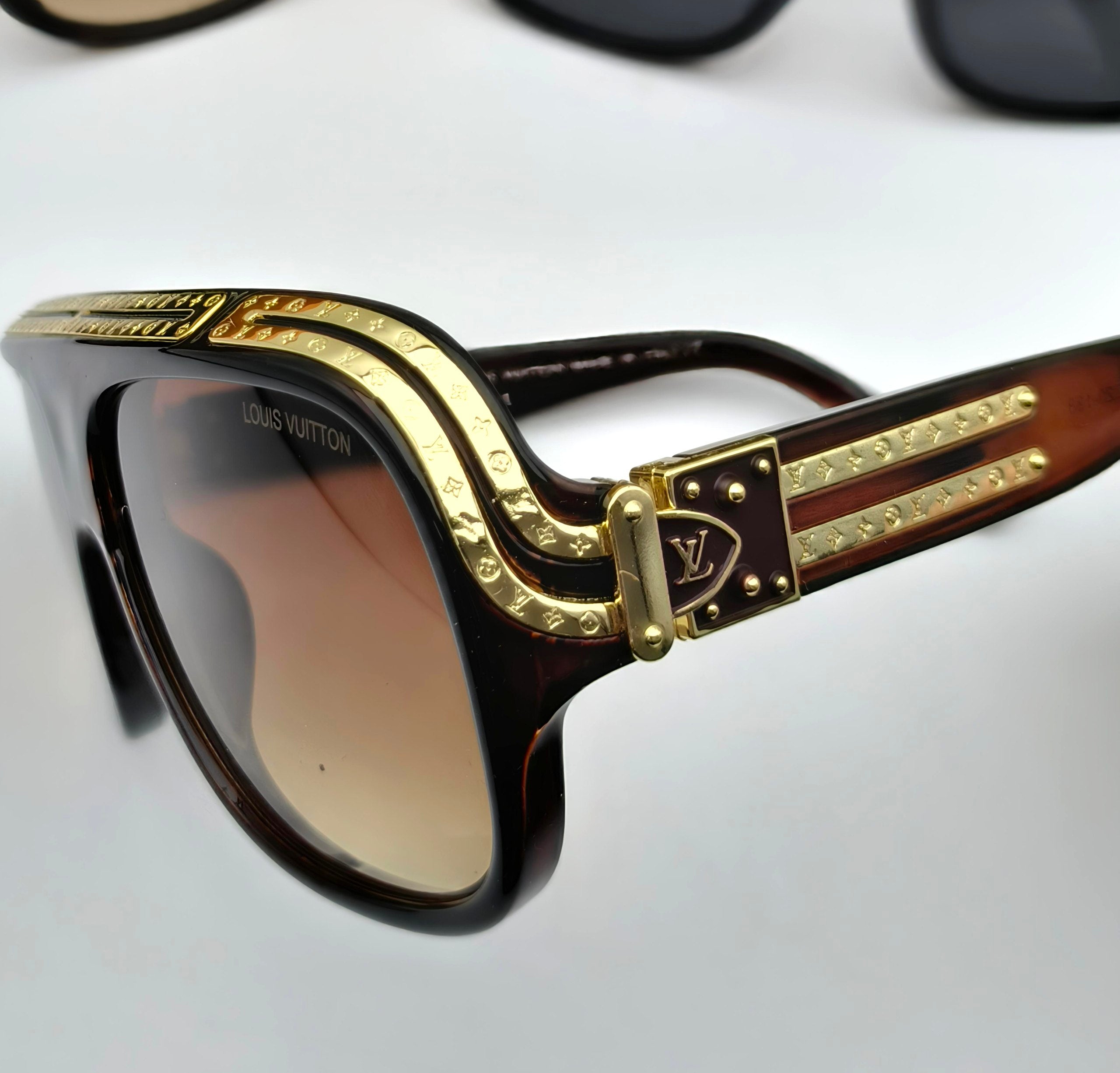 Loui Vuitto sunglasses with box am0904