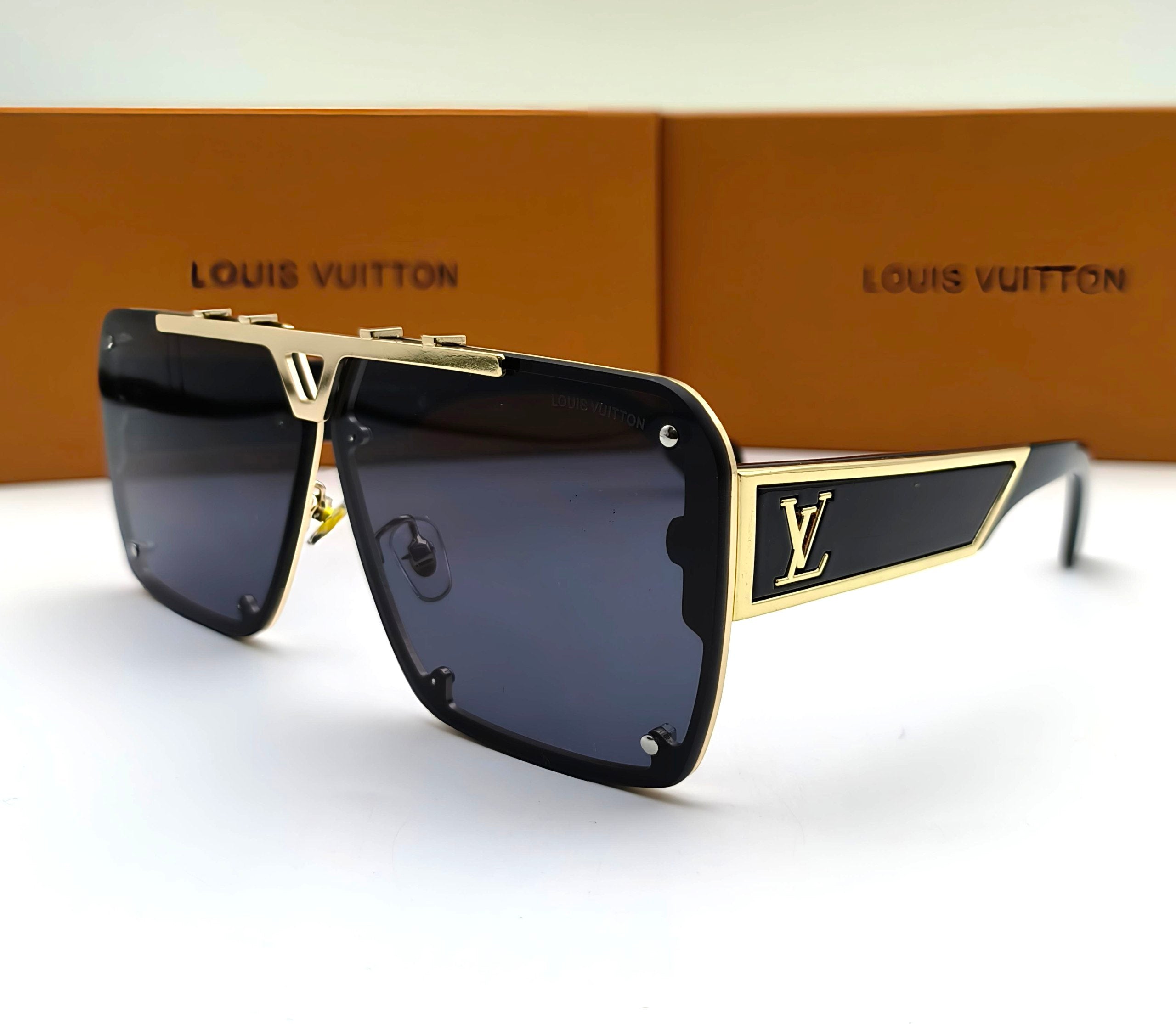 Loui Vuitto sunglasses with box am0904