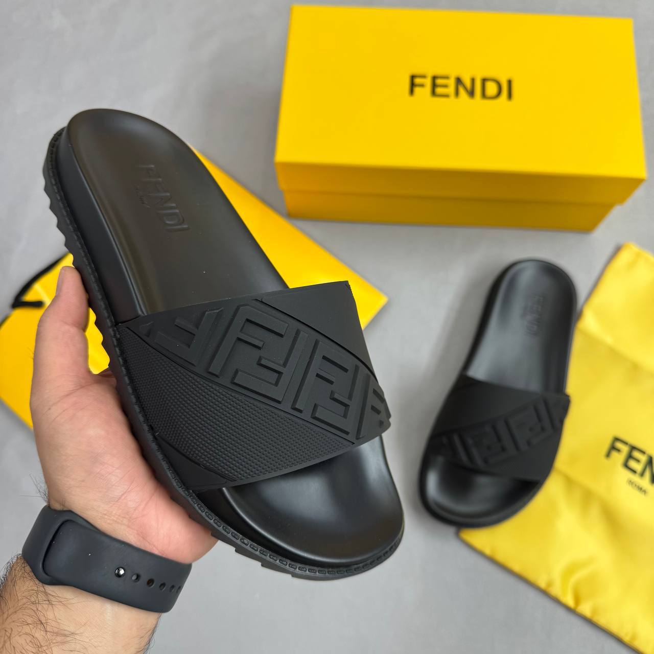 Fendn slider with box and carrier bag sa0309