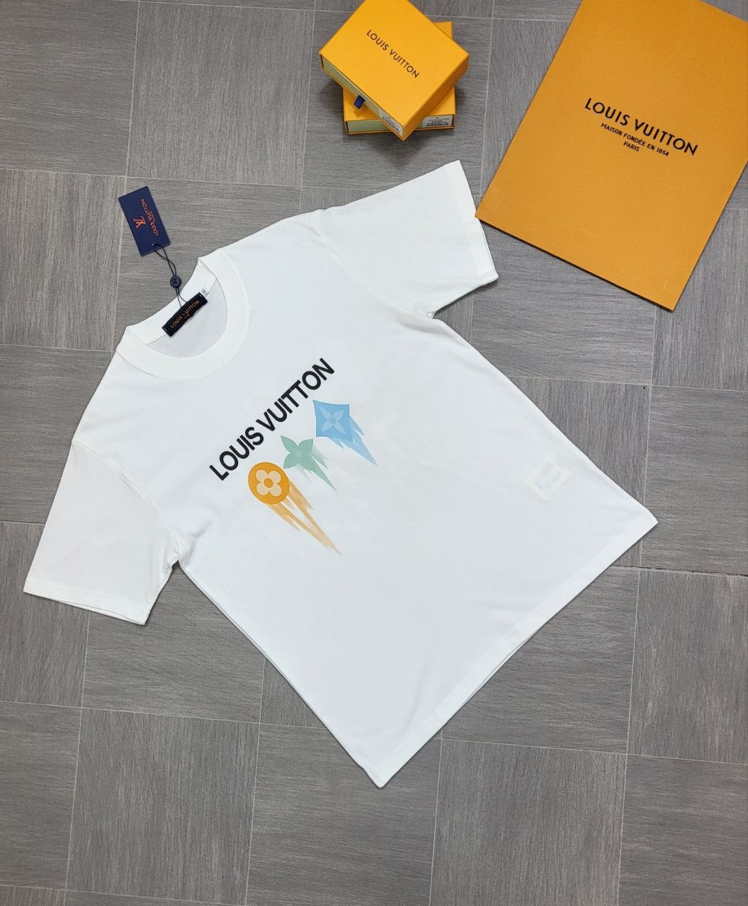 SUPERCL QUALITY LOU VUITN TSHIRT WITH *BAG* ak2306