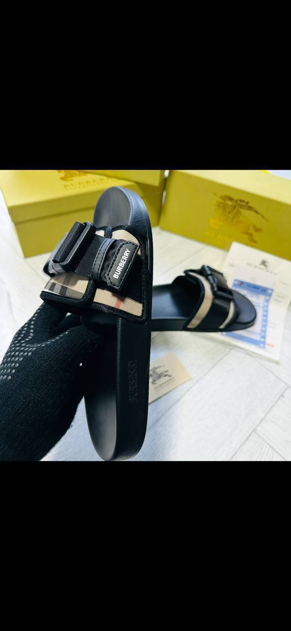 BURBERR SLIDERS WHIT BOX AND PAPERWORK to2406