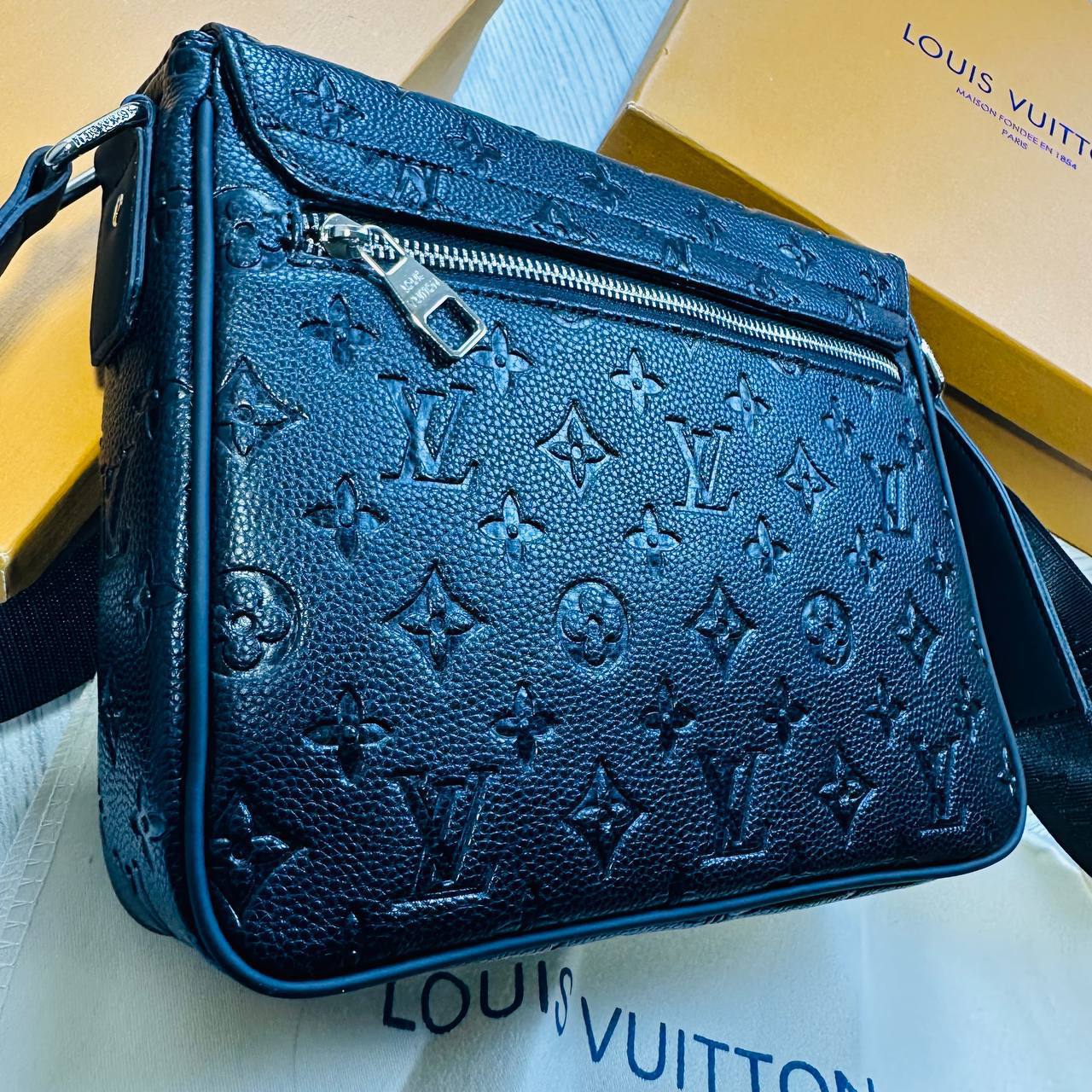 LV MAN BAG WHIT BOX to2706
