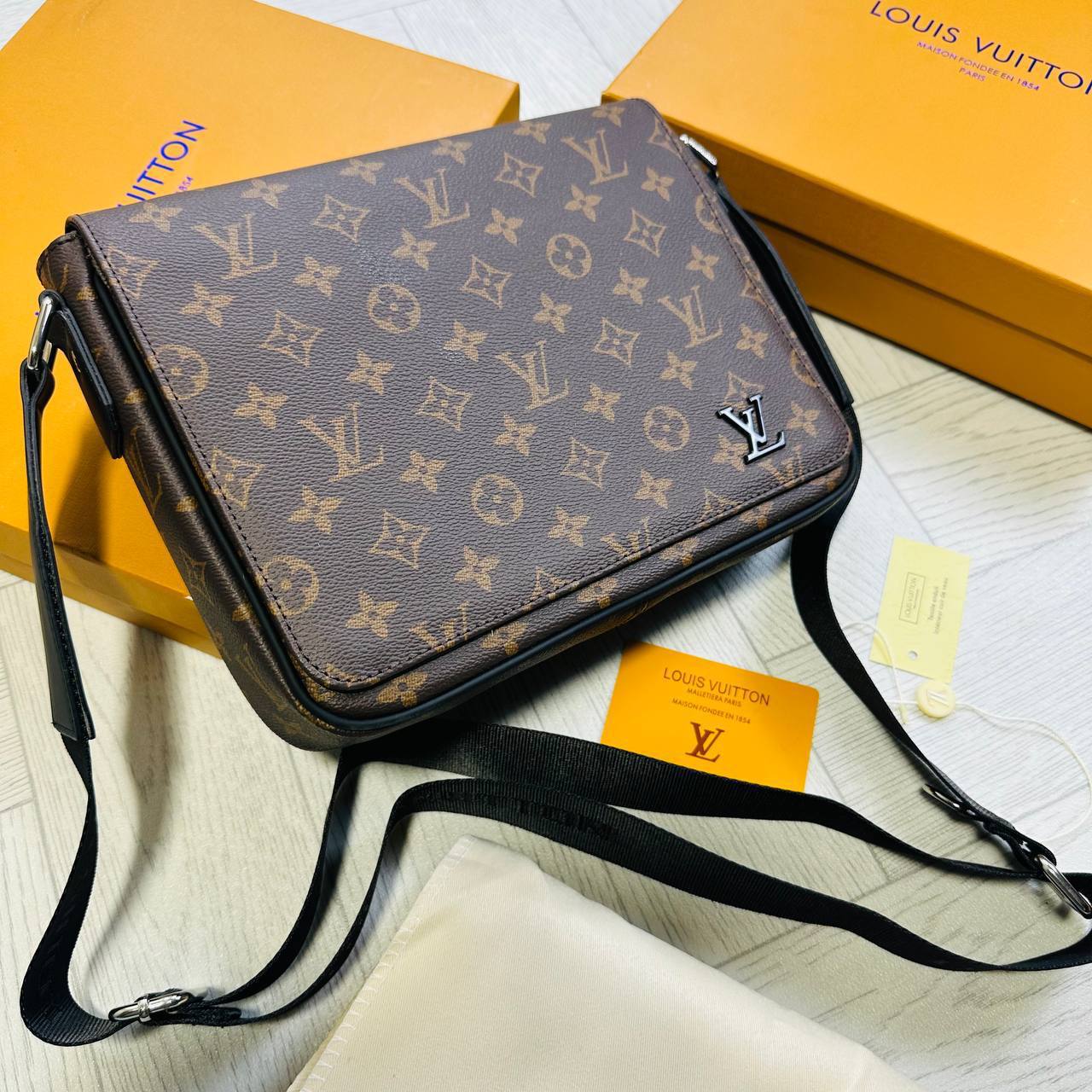 LV MAN BAG WHIT BOX to2706
