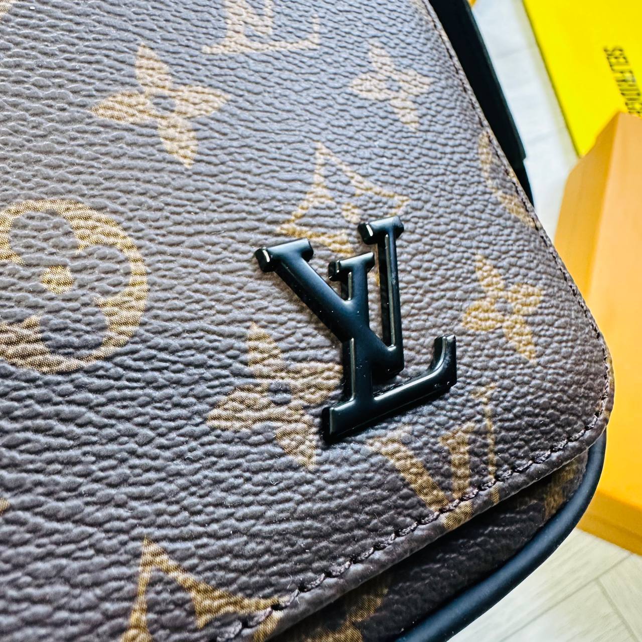LV MAN BAG WHIT BOX to2706