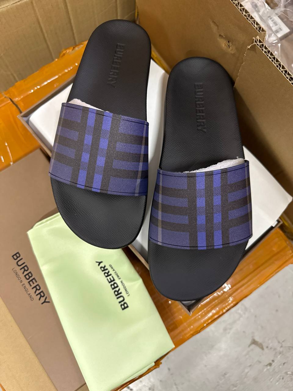 HIGH END BURBERR SLIDES MENS WITH FULL PACKAGING ETC jay0907