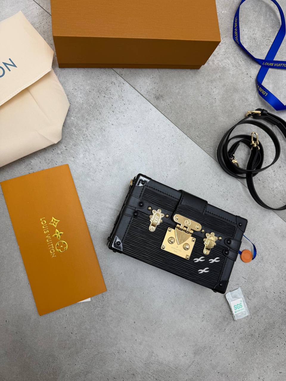SUPER CLON WOMENS LV BAG COME WITH BOX ETC am1007