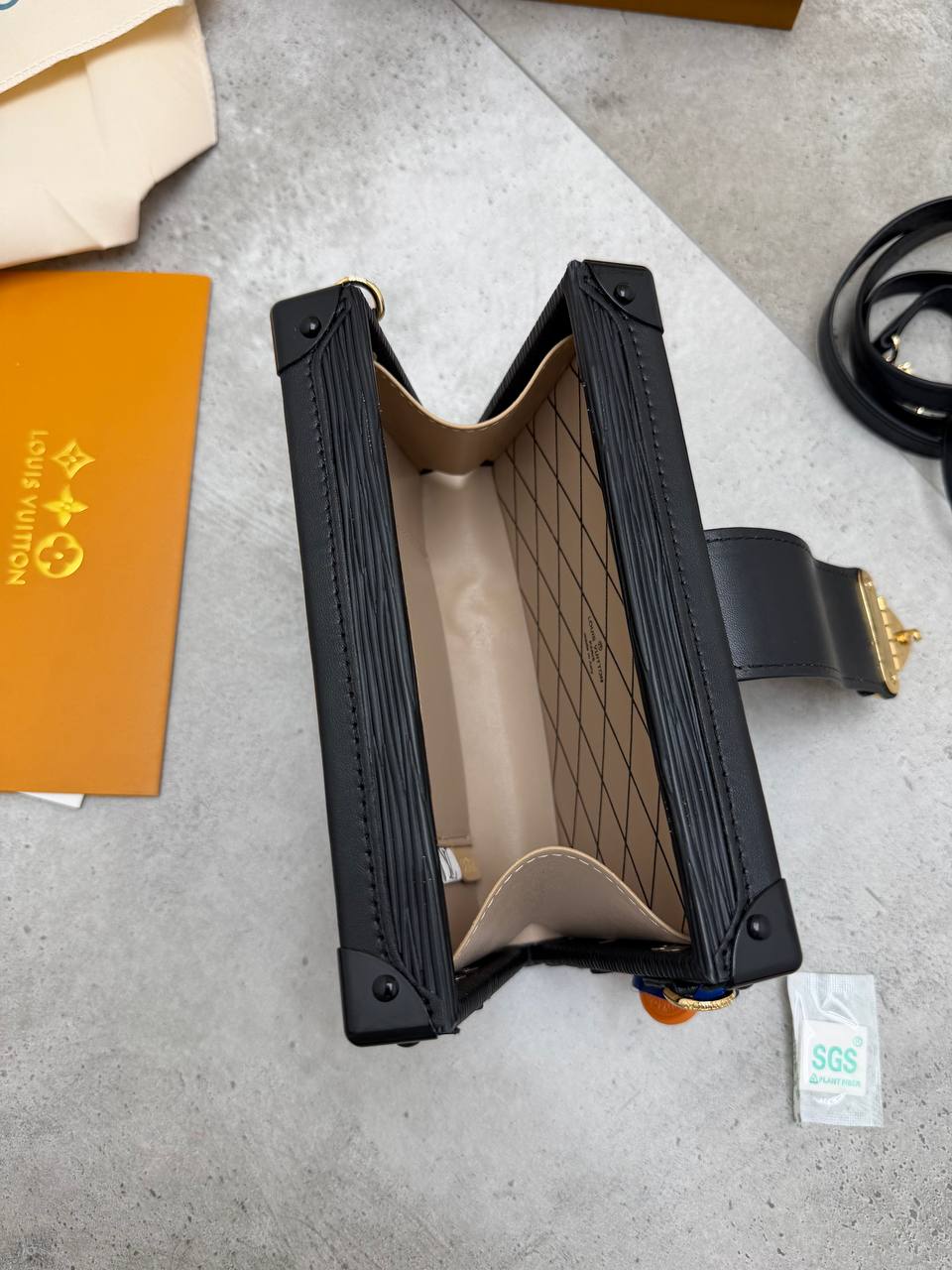 SUPER CLON WOMENS LV BAG COME WITH BOX ETC am1007