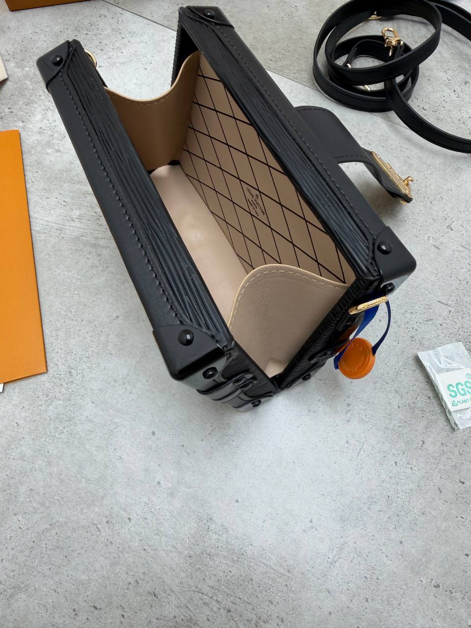 SUPER CLON WOMENS LV BAG COME WITH BOX ETC am1007