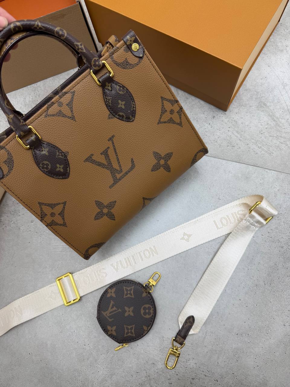 SUPER CLON WOMENS LV BAG COME WITH BOX ETC am1007