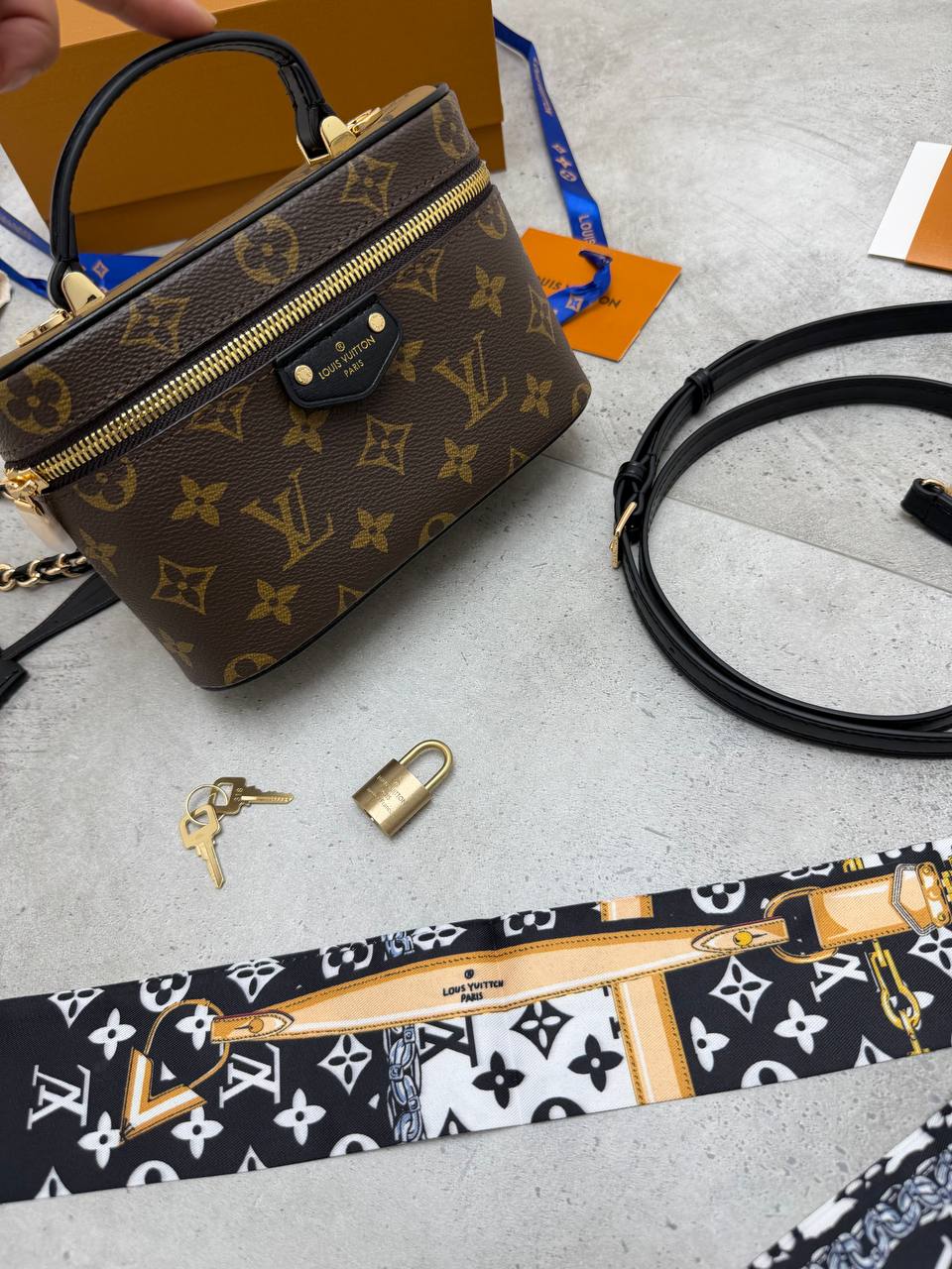 SUPER CLON WOMENS LV BAG COME WITH BOX ETC am1007