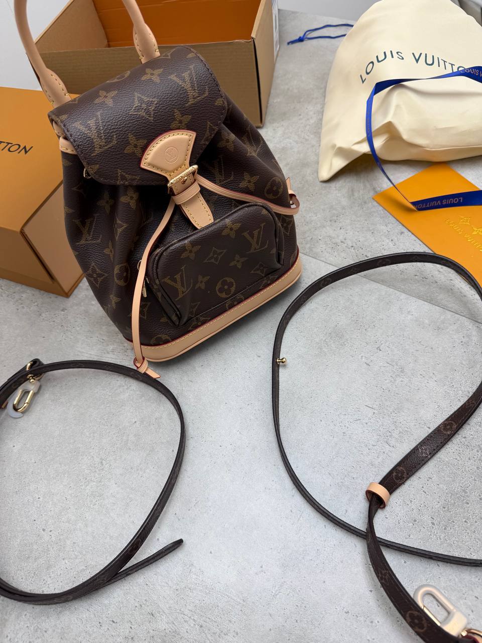 SUPER CLON WOMENS LV BACKPACK COME WITH BOX ETC am1007