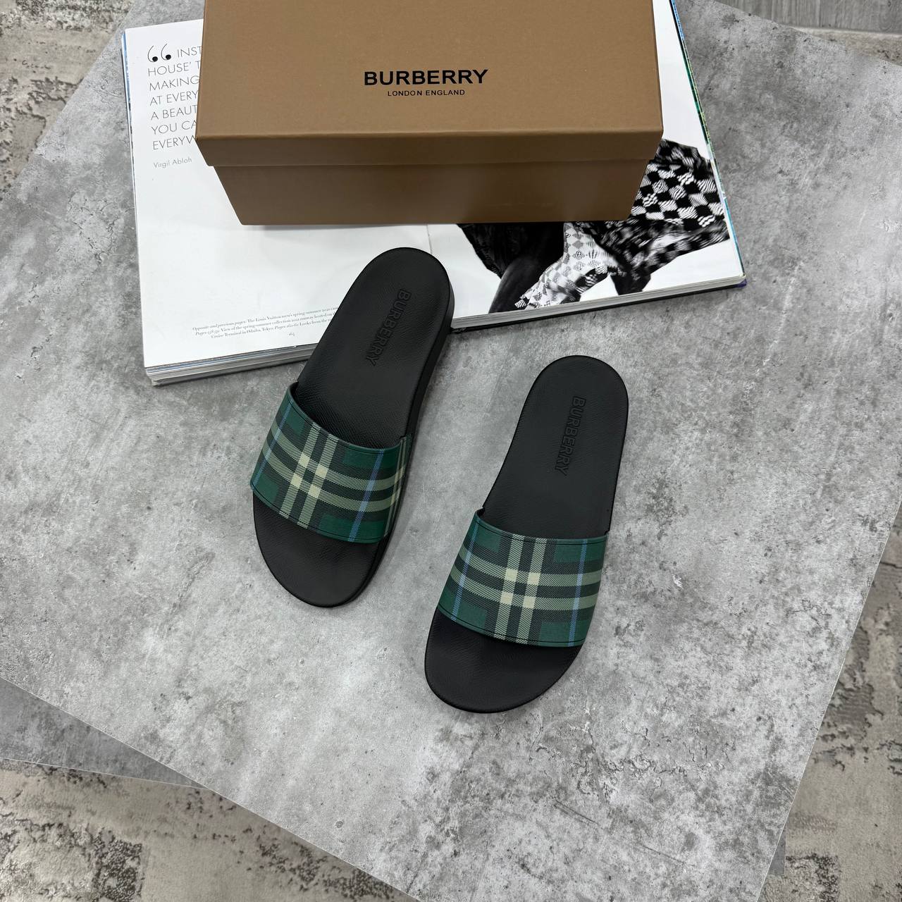 HIGH END BURBERR SLIDES MENS WITH FULL PACKAGING ETC jay1507