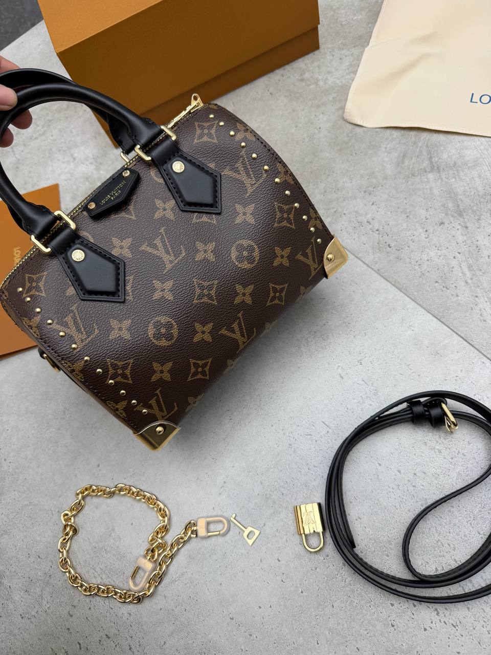 SUPER CLON LV BAG COME WITH BOX ETC am2207