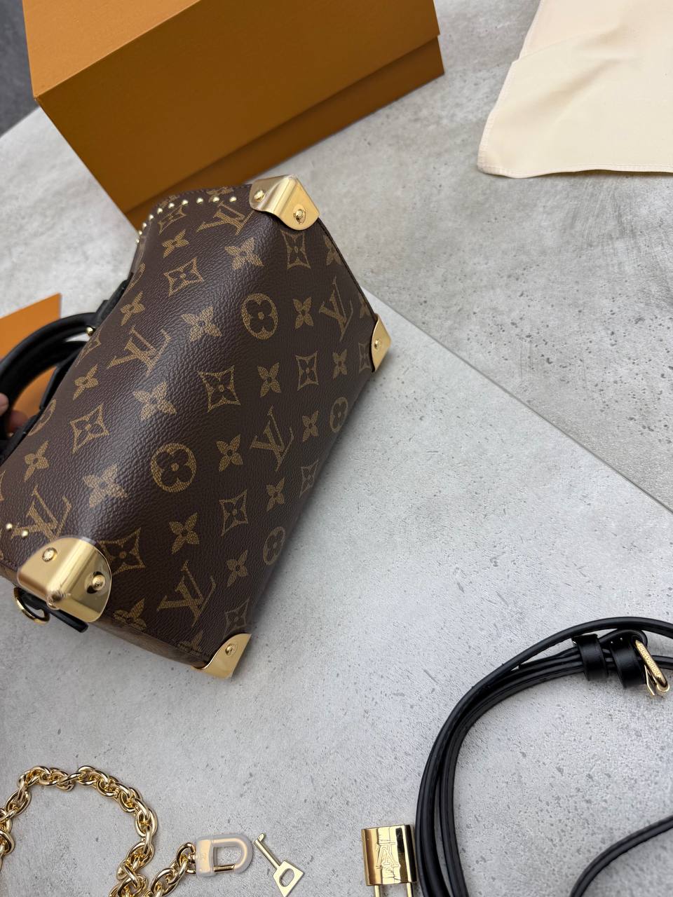 SUPER CLON LV BAG COME WITH BOX ETC am2207