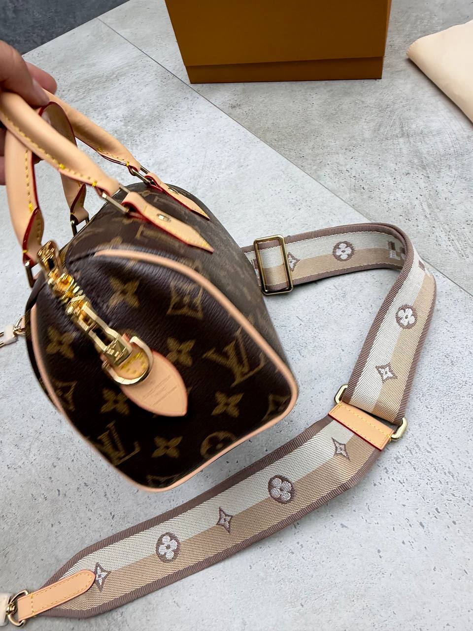 SUPER CLON LV BAG COME WITH BOX ETC am2207