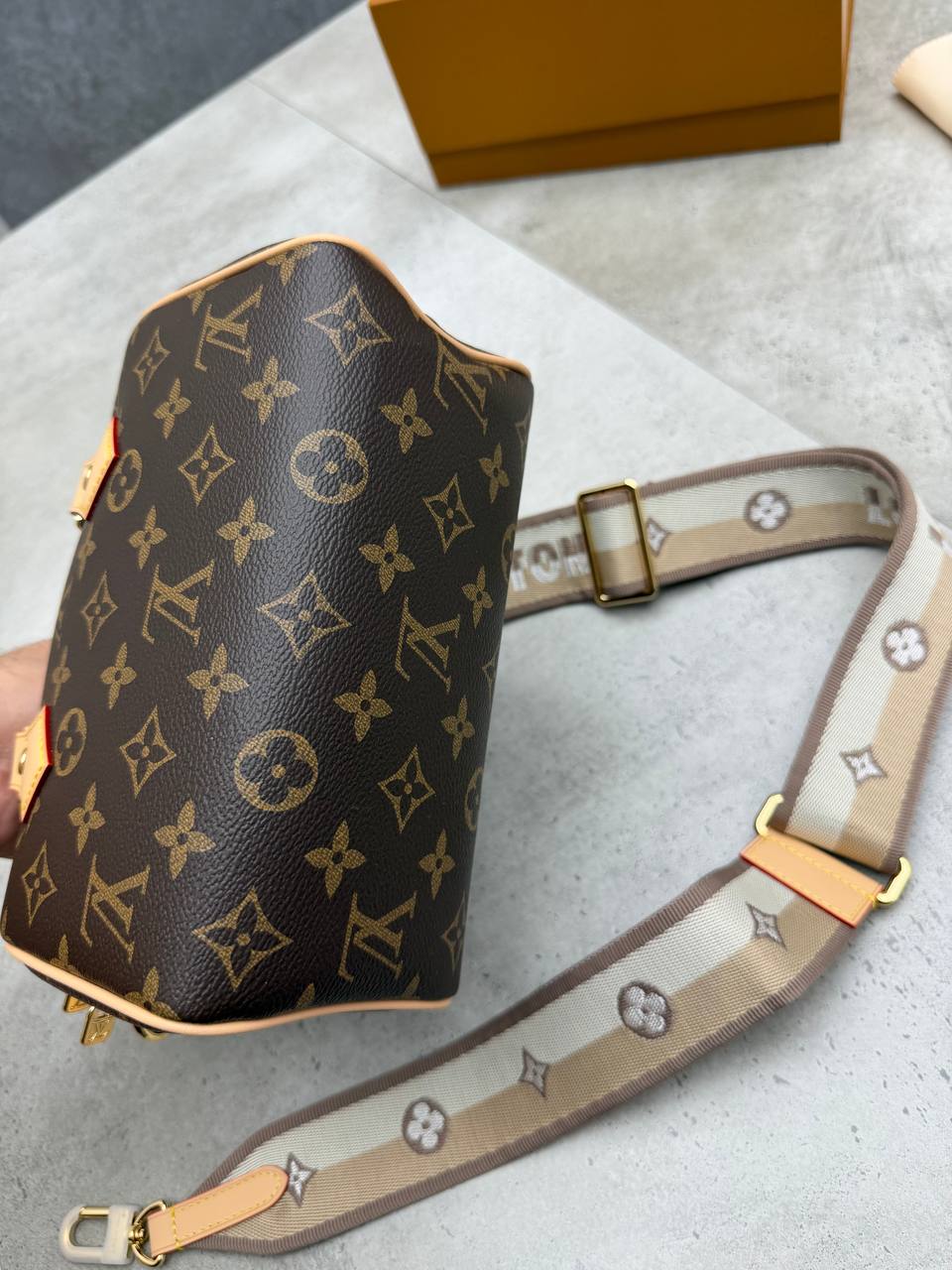 SUPER CLON LV BAG COME WITH BOX ETC am2207