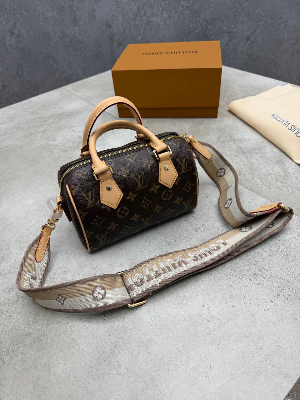 SUPER CLON LV BAG COME WITH BOX ETC am2207