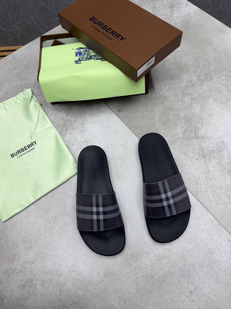 SUPER CLON BURBER SLIDERS COME WITH BOX ETC am2207