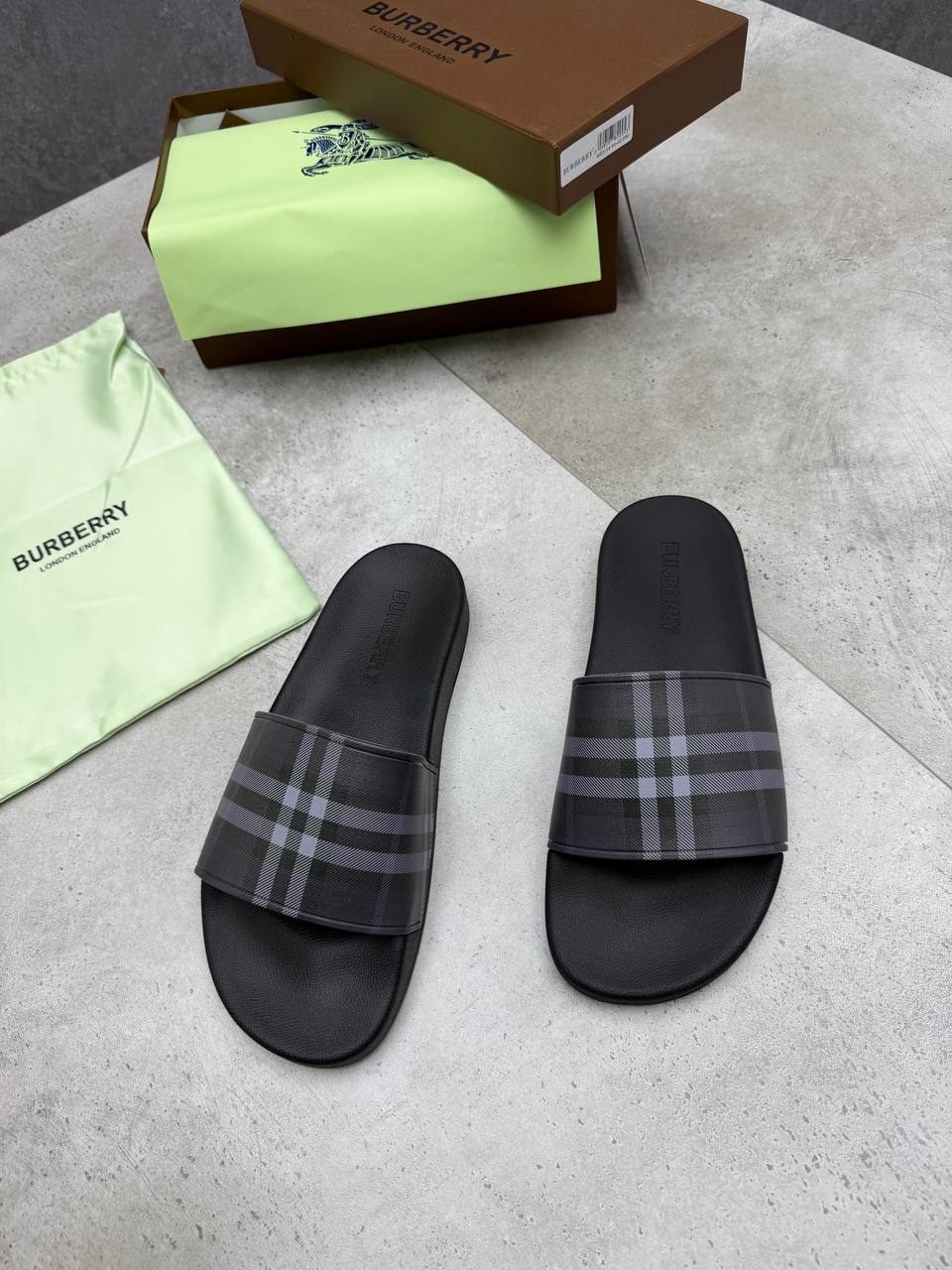 SUPER CLON BURBER SLIDERS COME WITH BOX ETC am2207