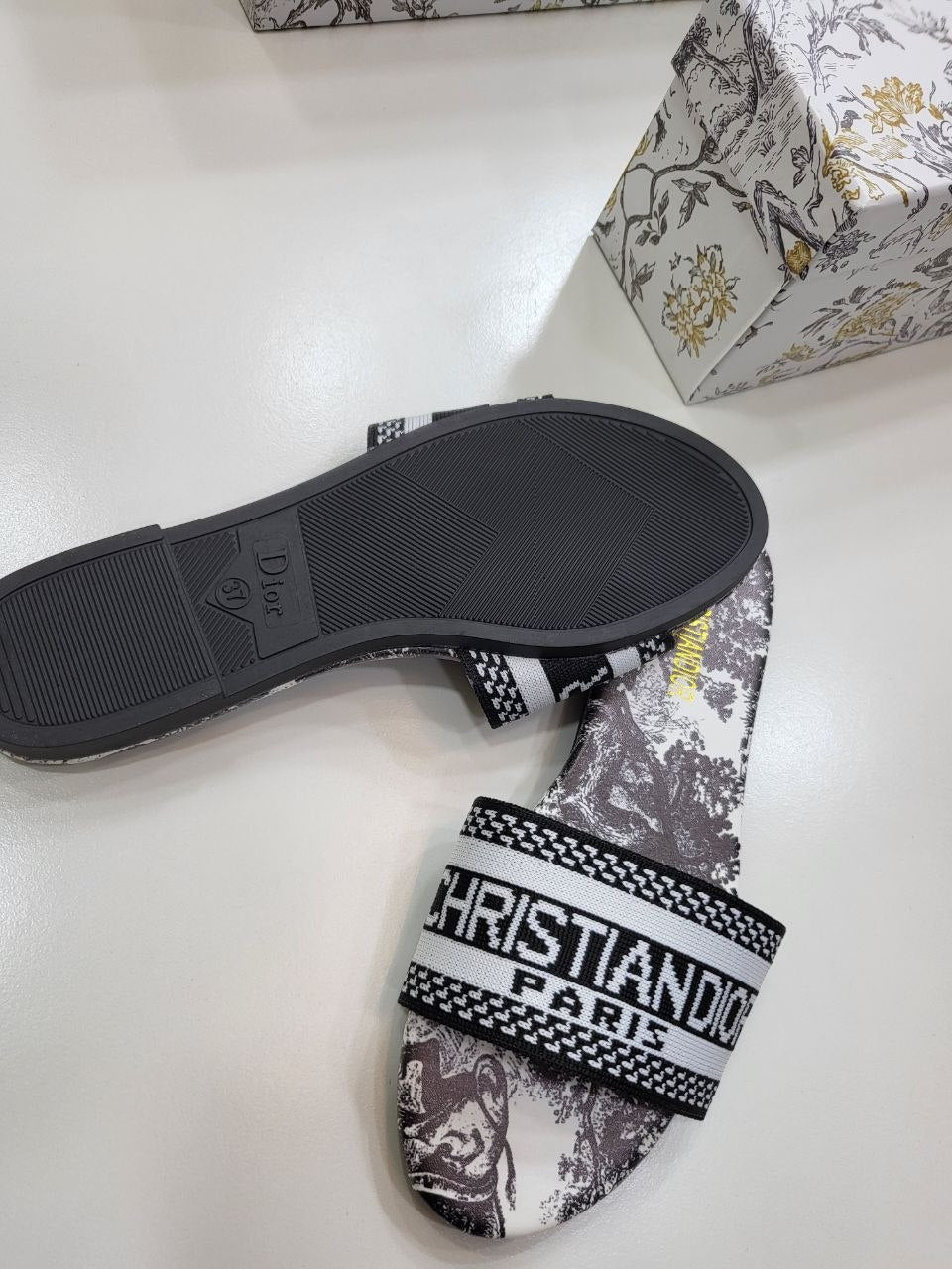 QUALITY CHRISTIAN DIO WOMEN SLIDDERS WITH BOX ak2407