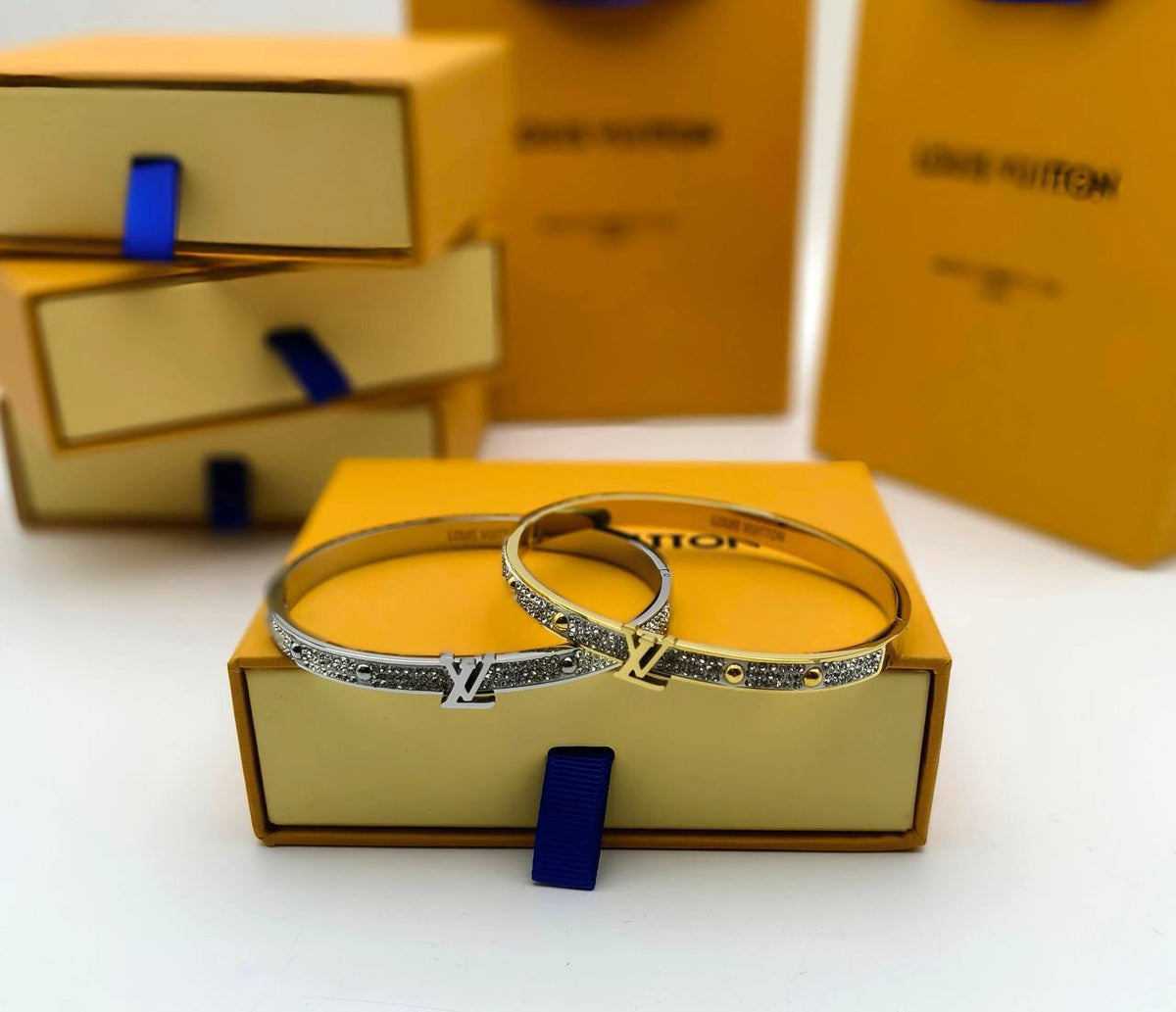 LV BANGLE WITH FULL PACKING am2908