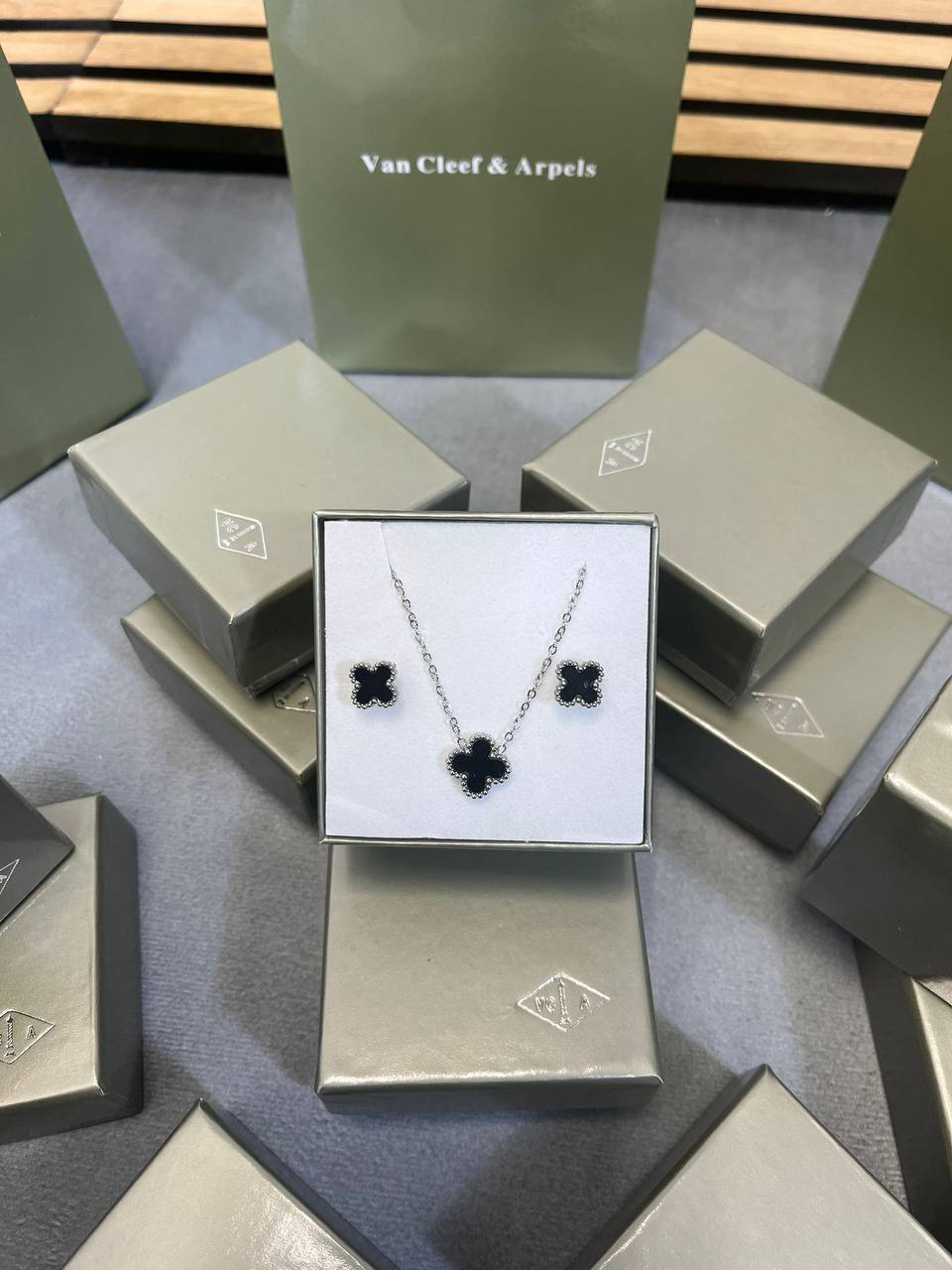 VA CLEEF & ARPEL NECKLACE EARRING AND BRACLET SET WITH FULL PACKING am2908