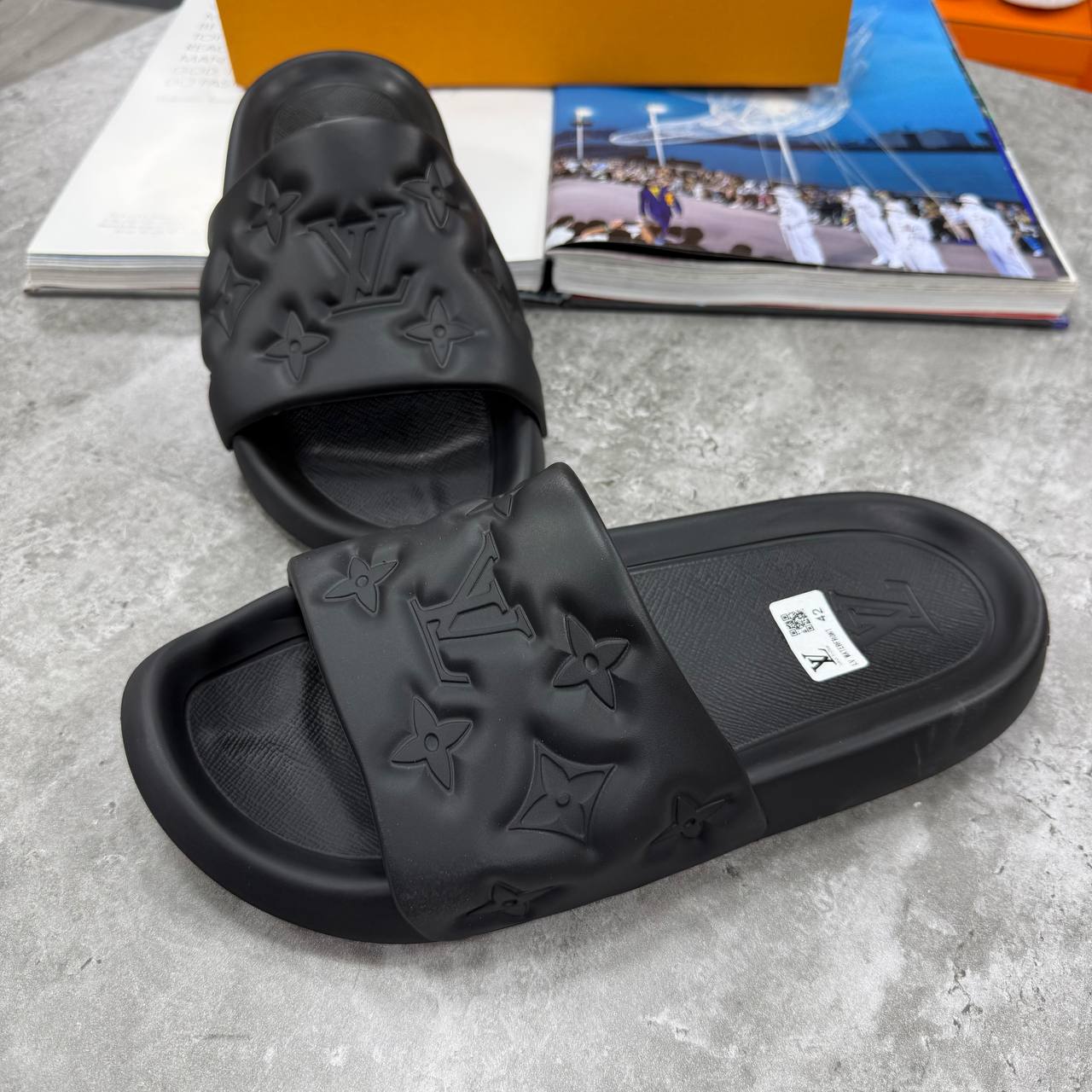 HIGH END LV MENS SLIDERS WITH BOX DUST BAG ETC jay2707