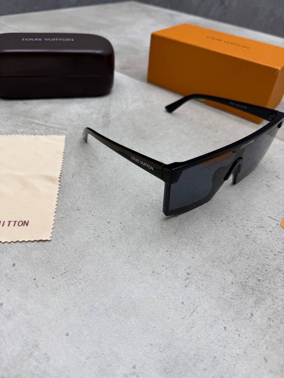 LV SUNGLASSES COME WITH BOX ETC am3007