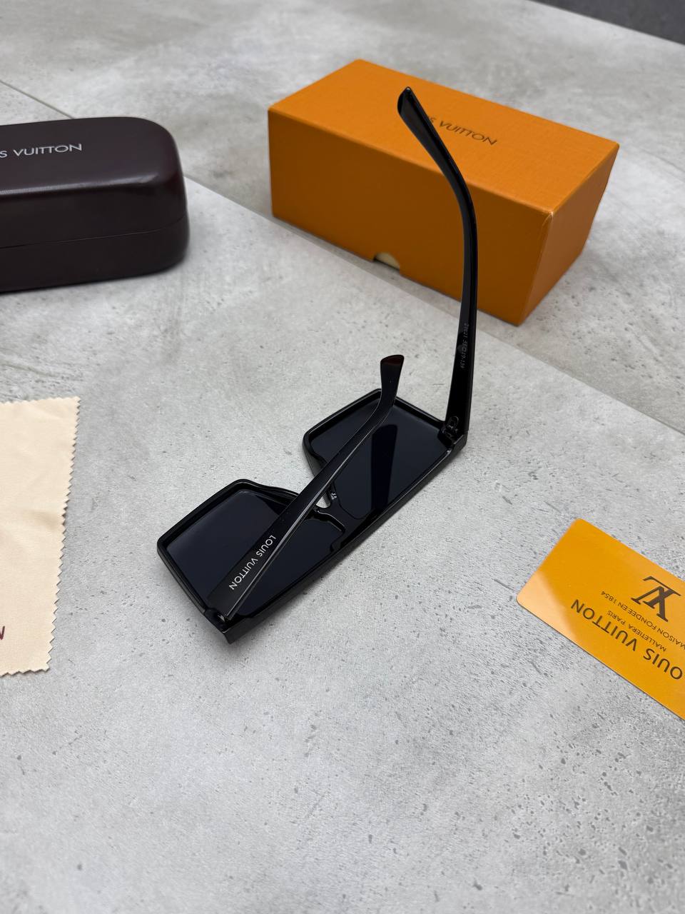 LV SUNGLASSES COME WITH BOX ETC am3007