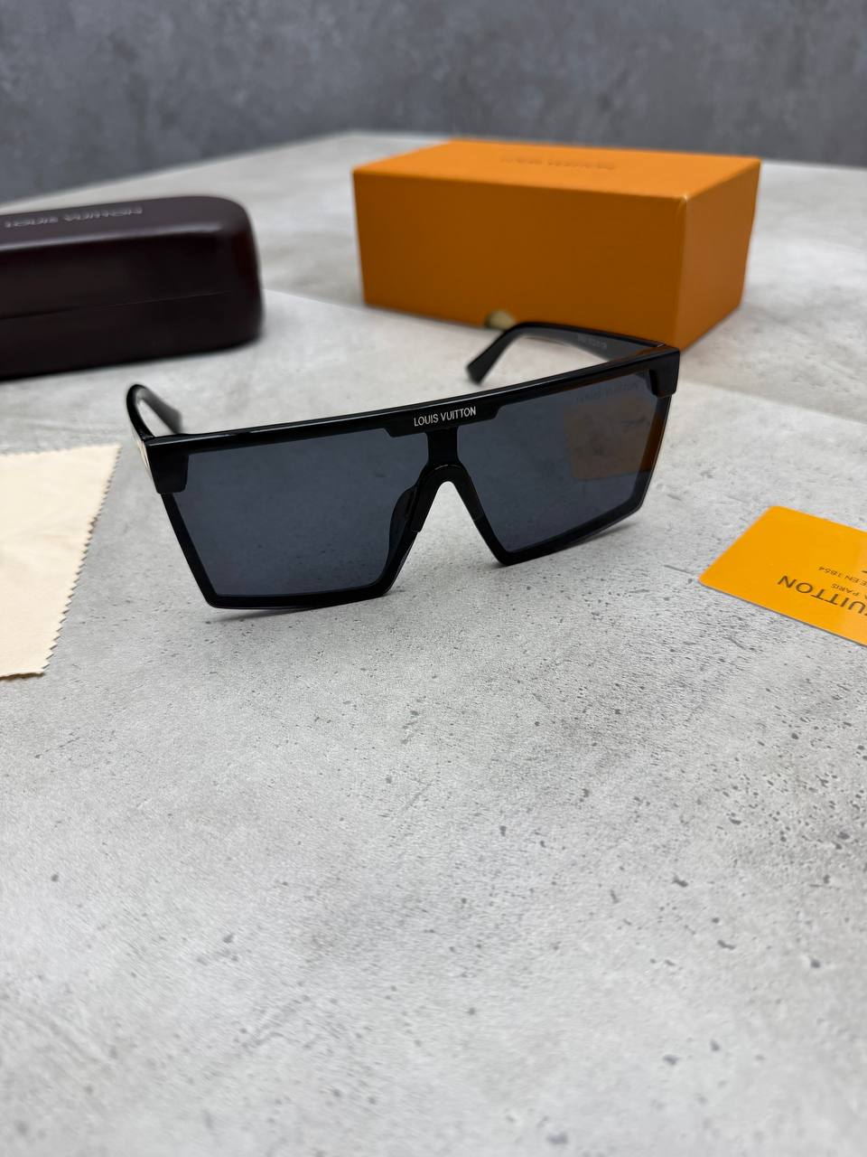 LV SUNGLASSES COME WITH BOX ETC am3007