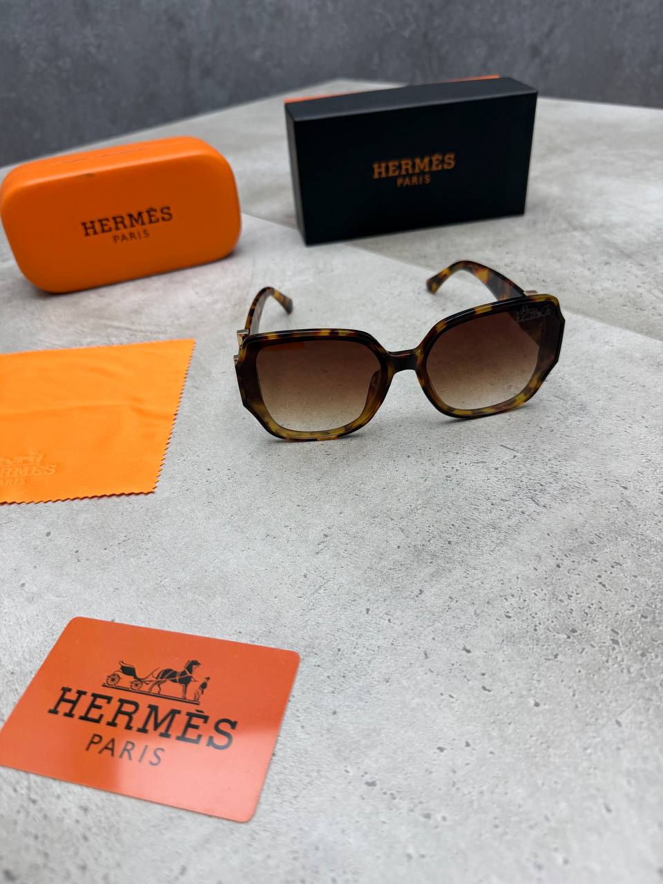 HERM SUNGLASSES COME WITH BOX ETC am3007
